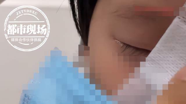 Bé gái 3 tuổi vấp ngã đau điếng, người mẹ phát hiện thứ con cầm trên tay liền tức tốc đưa đến bệnh viện