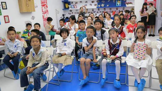 Con trai làm gãy cây bút 5 triệu của bạn, người mẹ bị đòi bồi thường chỉ nói 1 câu đã khiến giáo viên nể phục