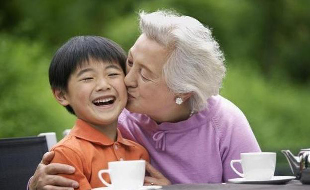 Con trai 6 rón rén vào phòng bà nội lúc nửa đêm, ông bố bí mật theo dõi thì phát hiện sự thật cay mắt