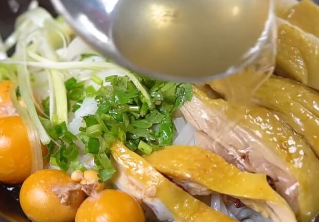 Cách nấu phở gà nóng hổi ngay tại nhà, ai cũng làm được