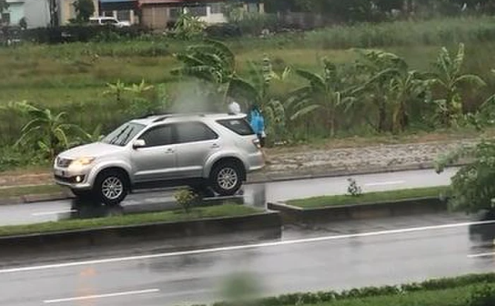 Cặp đôi cãi nhau dưới trời mưa, màn 