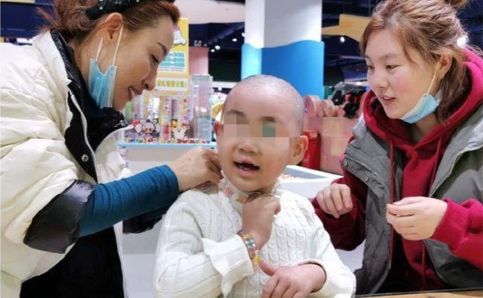 Mẹ ruột và nhân tình dùng nhục hình tra tấn con gái 6 tuổi, bản án cuối cùng khiến dư luận phẫn nộ