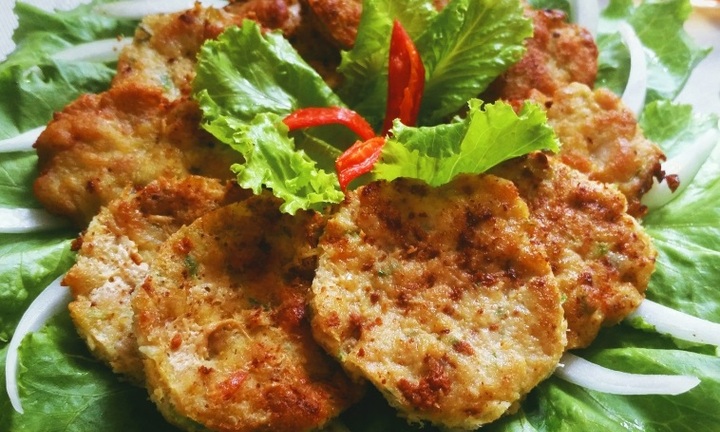 Chiêu đã cả nhà món chả tôm thơm ngon đậm vị