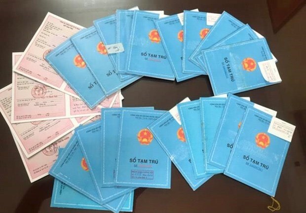 Truy tố cựu cảnh sát khu vực ở Hà Nội làm giả hàng loạt sổ tạm trú 