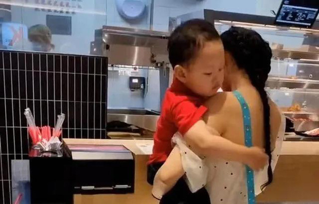 Mẹ mặc áo gợi cảm ra đường, con trai liền làm việc này khiến cộng đồng mạng liên tục xuýt xoa