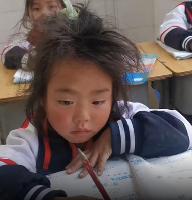 Bé gái tiểu học 