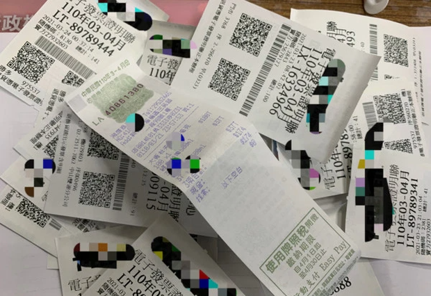 Con gái vô tình tìm thấy hóa đơn của bố, không ngờ giúp mẹ vạch trần sự thật đau đớn