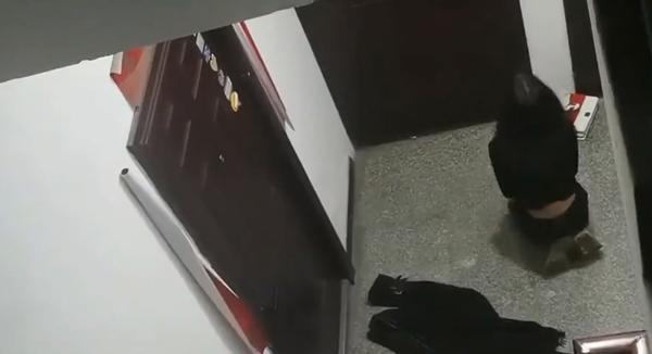 Cãi nhau với bạn trai, cô gái khóc lóc thảm thiết, quỳ gối cầu van xin được vào nhà lúc rạng sáng
