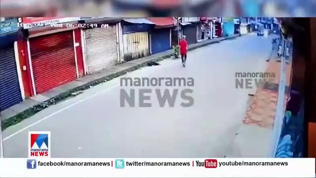 Clip: Con nợ chạy trốn, người đàn ông liều lĩnh nằm trên mui xe bám theo suốt 2,5 km