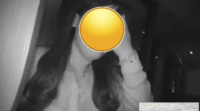 Cảm thấy kỳ lạ khi ôm ấp chồng, người phụ nữ bật điện kiểm tra liền hốt hoảng với cảnh trước mặt