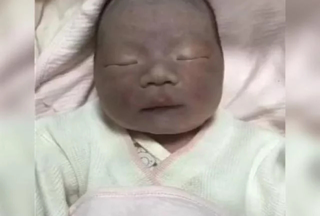 Đứa trẻ sinh ra đen như Bao Công khiến bố tưởng trao nhầm, ngoại hình sau 2 tháng khiến ai cũng ngỡ ngàng