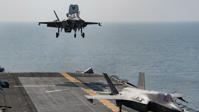 Tiêm kích F-35B của Anh lao xuống biển sau khi cất cánh từ tàu sân bay