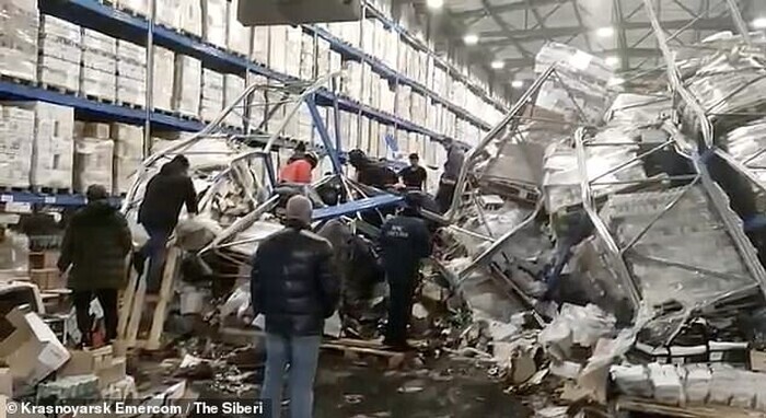 Clip: Người đàn ông sống sót thần kỳ sau khi bị hàng nghìn chai vodka đè trúng