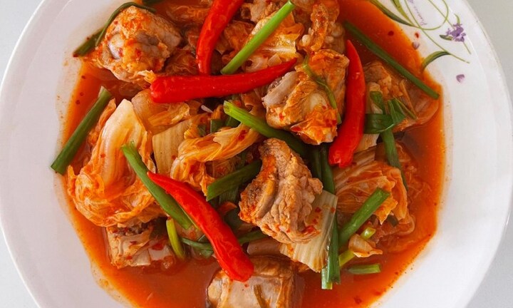 Cuối tuần mẹ làm sườn heo kho kim chi cực ngon miệng