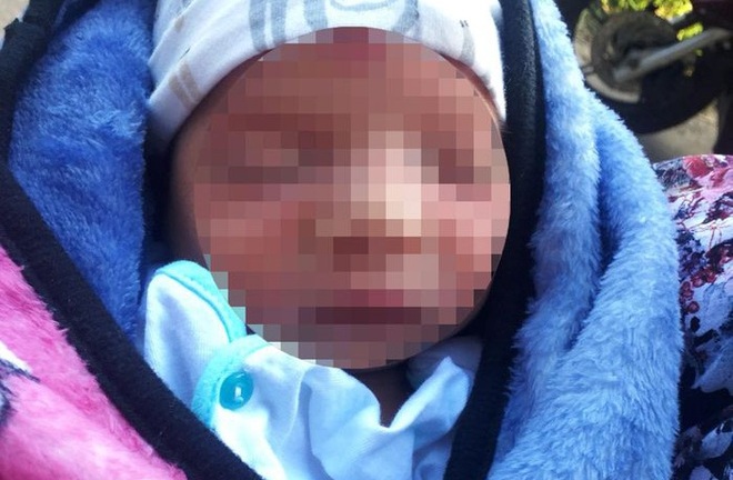 Bé gái sơ sinh chưa rụng dây rốn bị bỏ rơi ở ngã 3 đường