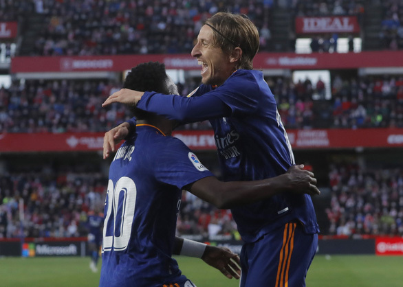 Real Madrid vươn lên ngôi đầu bảng La Liga, bỏ xa Barca 10 điểm