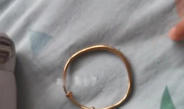 Con trai được bạn tặng đồ chơi, mẹ tá hỏa khi nghe cô giáo nói về giá trị món quà