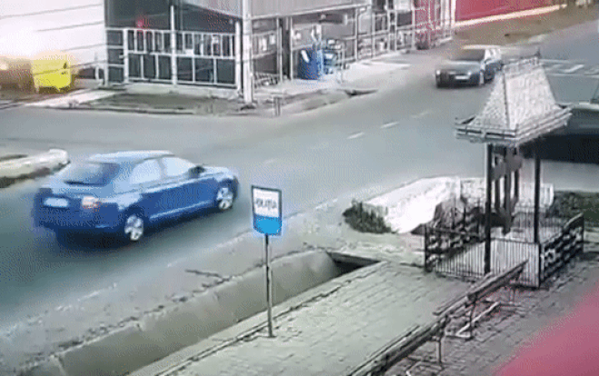 Clip: 3 ô tô lao vào nhau giữa ngã tư gây hậu quả đau xót