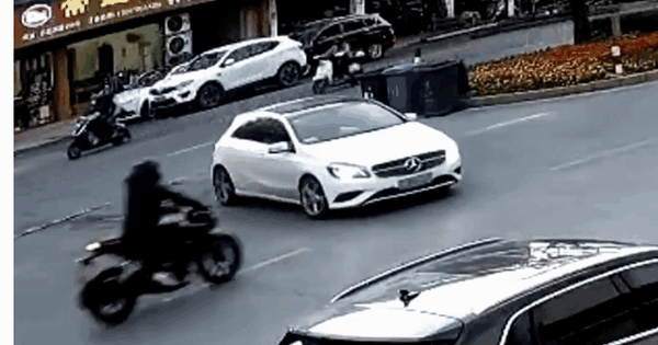 Clip: Tông thẳng vào chiếc Mercedes, nam thanh niên có màn tiếp đất gây ngỡ ngàng