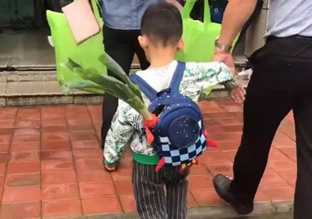 Học sinh đem theo vật kỳ lạ ngày nhập học, cô giáo bật cười khi biết ý nghĩa 