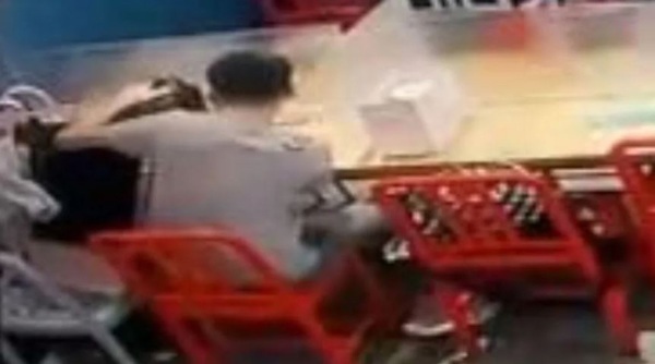 Mẫu thuẫn tại quán ăn, chàng trai ấn đầu bạn gái xuống nồi lẩu đang sôi rồi thản nhiên bỏ đi