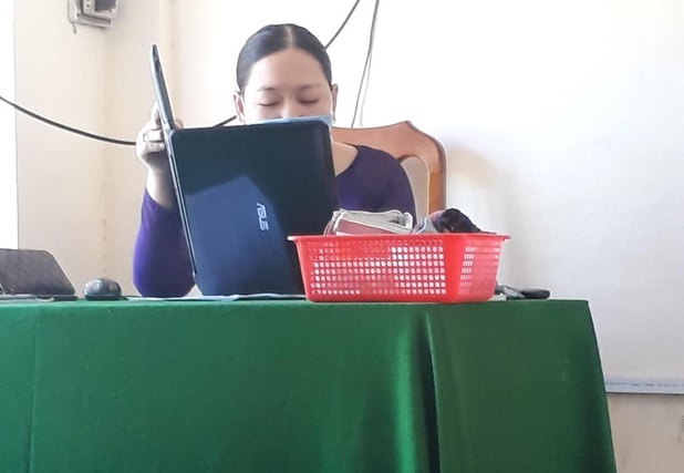 Dùng laptop để giảng bài, giáo viên có pha xử lý