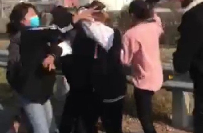 Xuất hiện clip 2 thiếu nữ bị đánh hội đồng ở Thanh Hóa