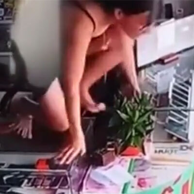 Nữ chủ quán lao vọt ra khỏi tủ kính như tên lửa, tóm gọn tên cướp điện thoại