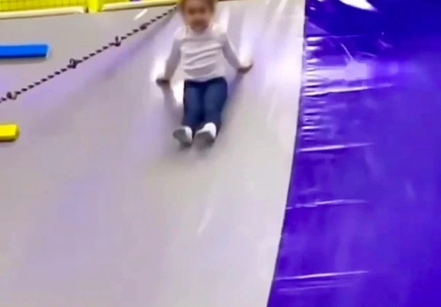 Chơi cầu trượt trong công viên giải trí, bé gái suýt bị siết cổ đến chết vì thứ không ngờ tới