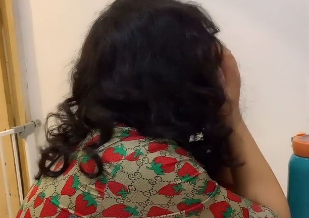 Bỏ gần 1 triệu đồng để làm tóc, người phụ nữ khóc lóc ấm ức vì bị chồng chê giống