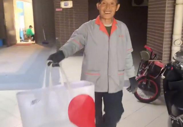 Cô gái trẻ nhận