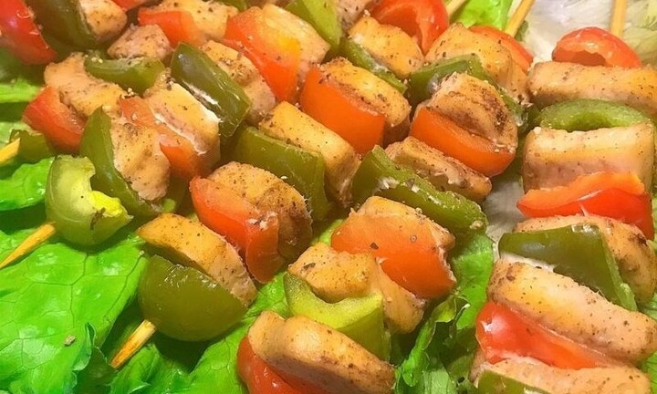 Gà nướng xiên que thơm ngon đậm vị không kém ngoài hàng