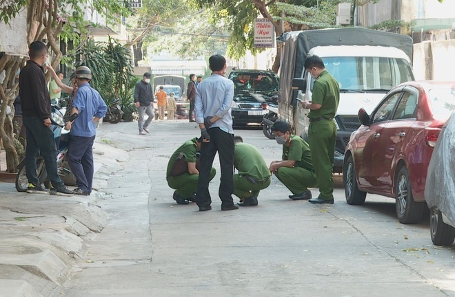 Phát hiện người phụ nữ tử vong bên đường với nhiều vết thương