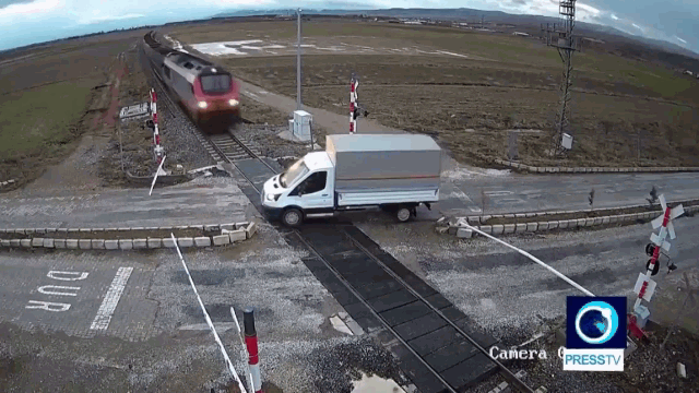 Cố tình vượt đường ray, chiếc xe tải bị tàu hỏa kéo lê hàng chục mét