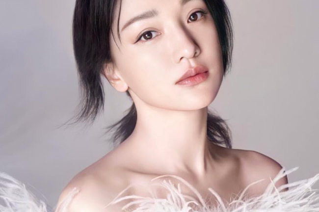 Châu Tấn lộ ảnh hẹn hò với trai trẻ kém 13 tuổi tại quê nhà