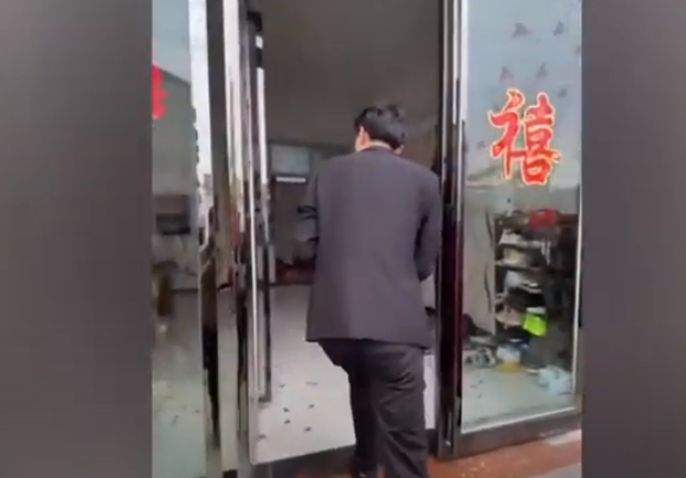 Yêu cầu đoàn rước dâu tạm nghỉ, chú rể chạy đến chỗ bố mẹ vợ làm hành động gây bất ngờ