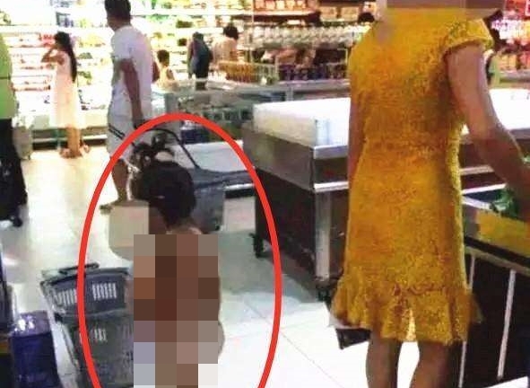 Mẹ sang chảnh dẫn con gái đi siêu thị nhưng bộ dạng cô bé lại khiến người qua đường bức xúc
