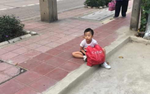 Con quá luời học, cặp vợ chồng nảy ra cách dạy dỗ