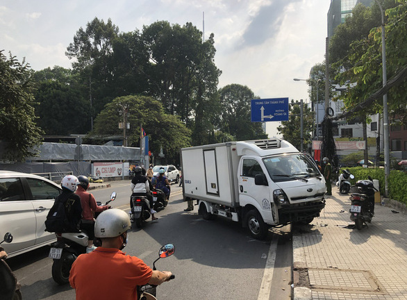 TP.HCM: Xe tải mất lái húc văng dải phân cách, tông nhiều xe máy trên cầu Thị Nghè