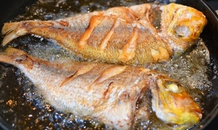 Cách rán cá ngon vàng giòn, thịt săn chắc, không dính chảo