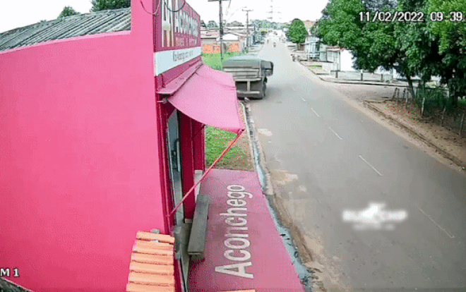 Clip: Hai mẹ con hoảng hốt chạy vào nhà trốn chiếc xe tải tuột dốc, nào ngờ gặp thảm họa kinh hoàng