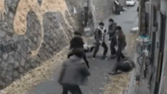 Clip: Cố tình trêu ghẹo một cô gái trong ngõ vắng, nhóm thanh niên nhận cái kết nhừ đòn