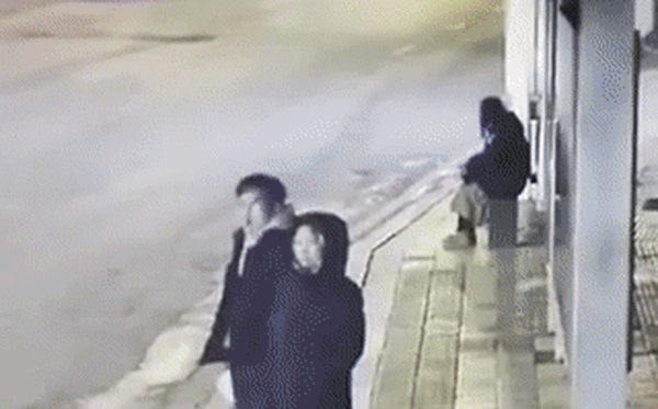 Clip: Khoảnh khắc cô gái bị