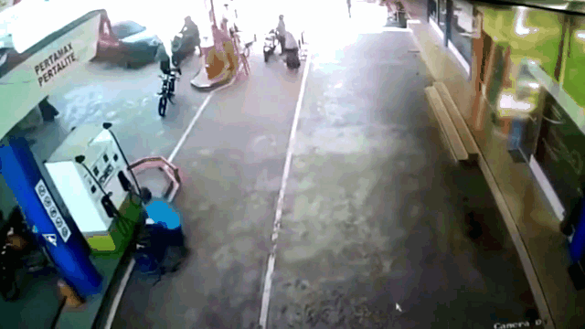 Clip: Ô tô mất kiểm soát đâm trúng 2 xe máy rồi lao mạnh vào trạm xăng