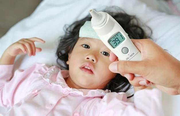 Nên làm gì khi trẻ mắc COVID-19 bị sốt cao liên tục?
