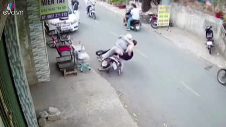 Clip: Chủ nhà tung cước đạp ngã tên trộm và cái kết khiến mọi người bất ngờ