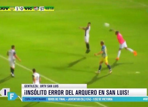 Clip: Ném bóng sai lầm, thủ môn tạo ra bàn thắng 