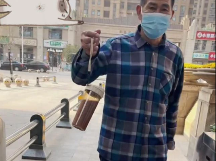 Bố chồng đến tận công ty con dâu để đưa một món đồ, lời nói sau đó càng khiến dân mạng cảm động