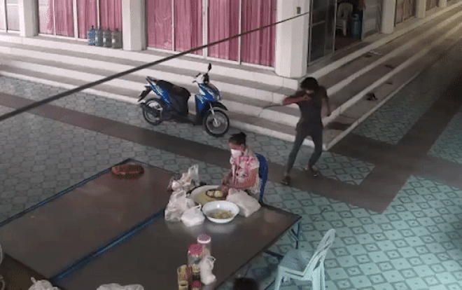 Kẻ lạ mặt vung dao phía sau lưng người phụ nữ, bất ngờ