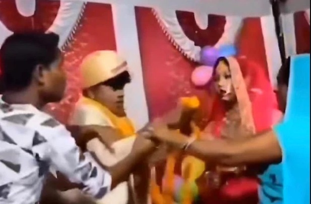 Giữa đám cưới, chú rể 